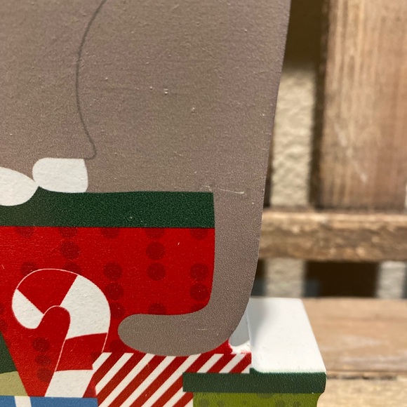 Christmas Cat Wood Decor, Gray & White Cat Wearing A Christmas Hat & Presents - Picture 9 of 9